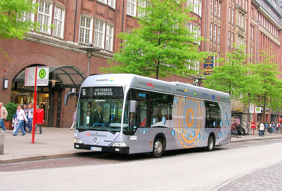 Ein Hochbahn Wasserstoffbus in Hamburg am Hauptbahnhof