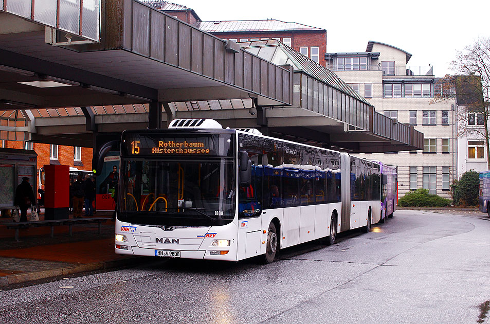 Ein VHH Bus der Linie 15 auf dem Busbahnhof Altona nach Rotherbaum Alsterchaussee