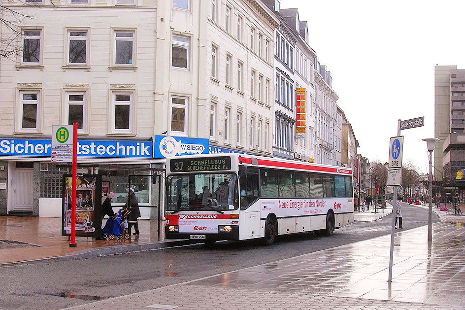 Ein Hochbahn Schnellbus an der Haltestelle Goethestraße in Altona