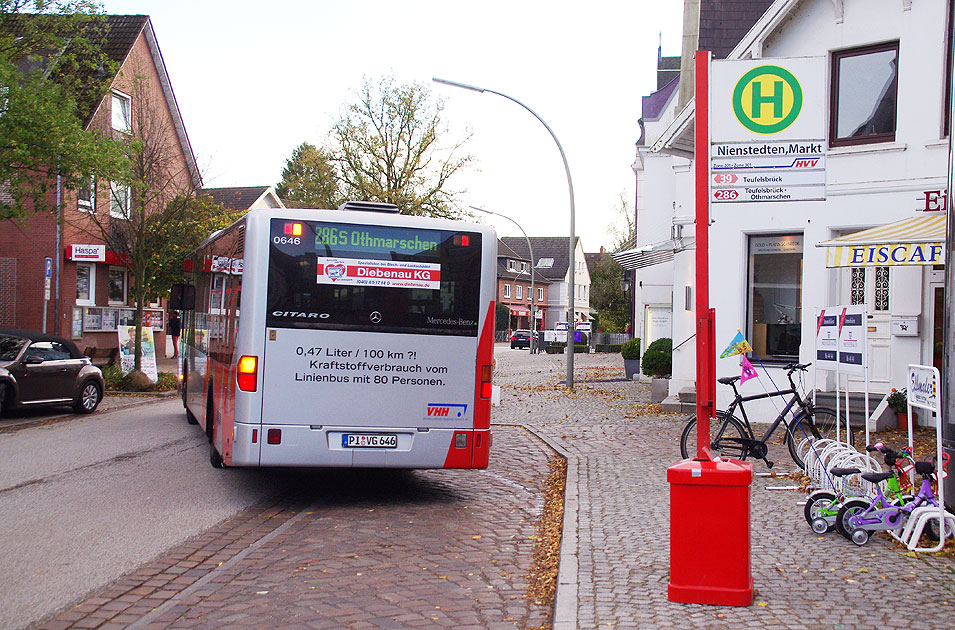 Ein PVG / VHH Bus der Linie 286 an der Haltestelle Nienstedten Markt