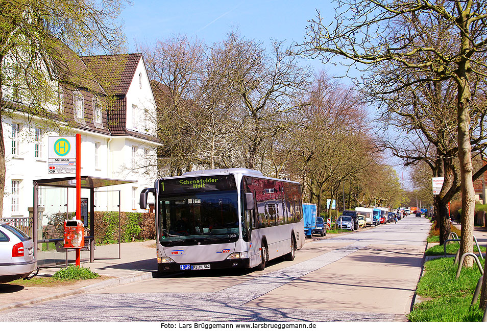 Die Haltestelle Stutsmoor der Buslinie 1 (187) in Hamburg mit einem Bus der VHH