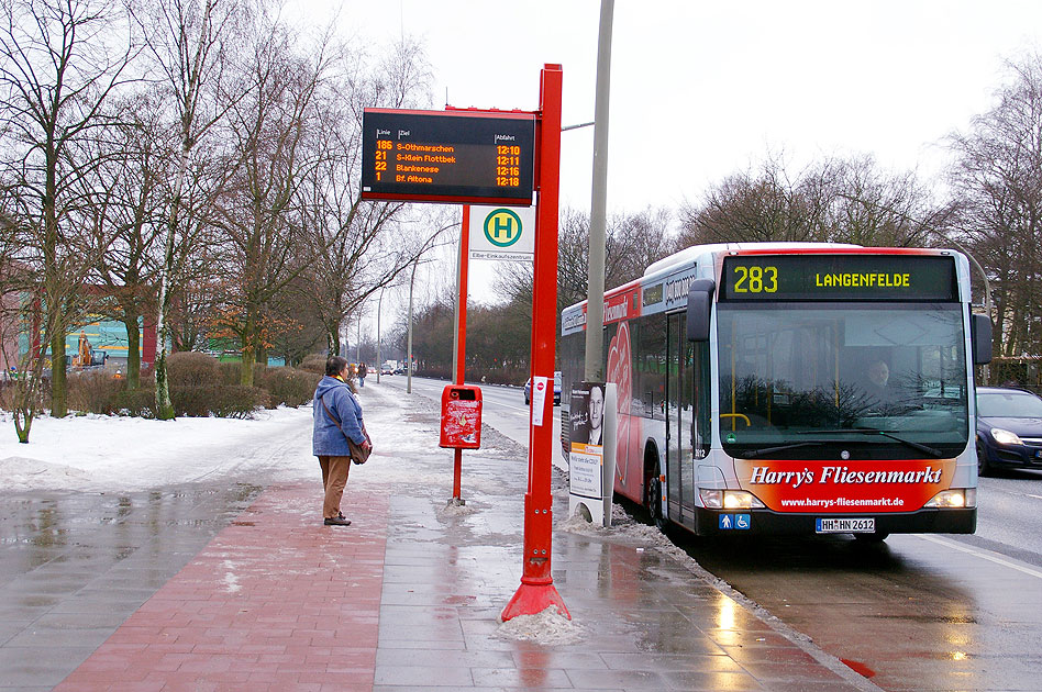 Ein Hochbahn Bus an der Haltestelle Elbe Einkaufszentrum