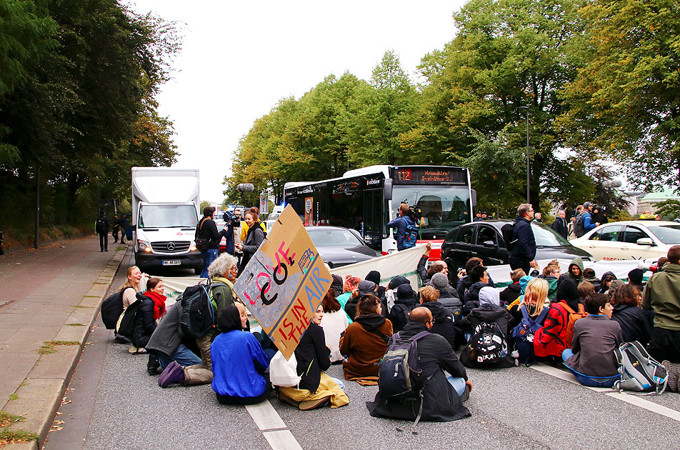 Ein Hochbahn-Bus in der Fridays for Future Demo