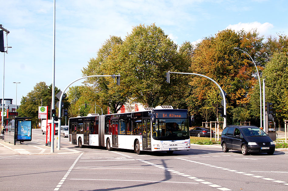 Die Bushaltestelle Bahrenfeld Trabrennbahn in Hamburg - Hier fuhr mal die Hamburger Straßenbahn