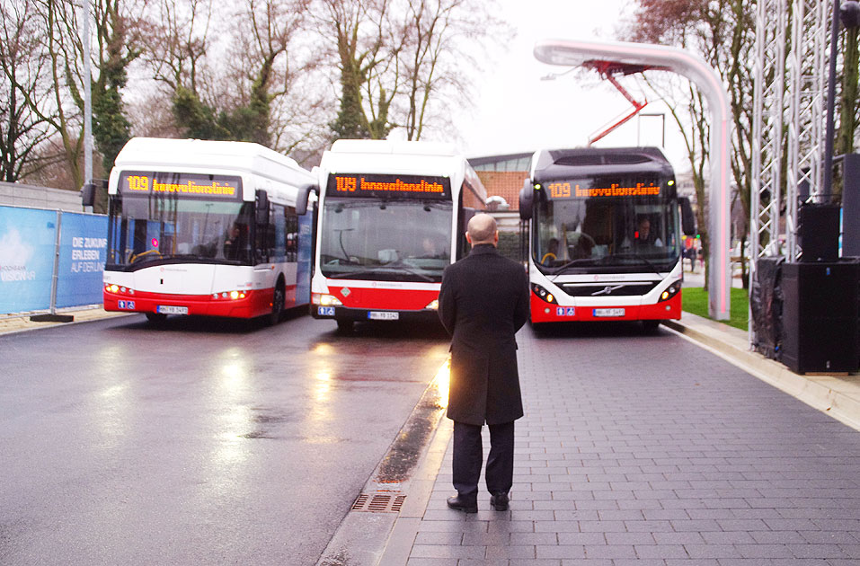 Hamburgs Erster Bürgermeister Olaf Scholz vor Bussen der Hamburger Hochbahn