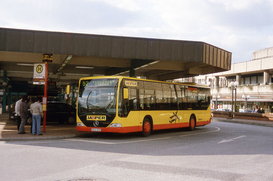Ein Jasper Airport Bus am Bahnhof Hamburg-Altona