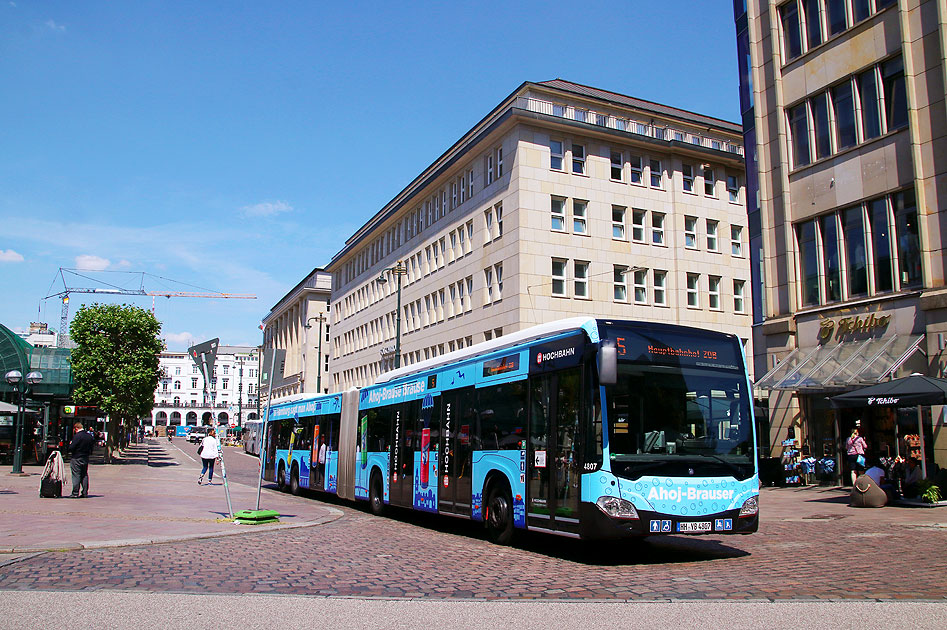 Ein Hochbahn Gelenkbus mit Übergröße an der Haltestelle Rathausmarkt