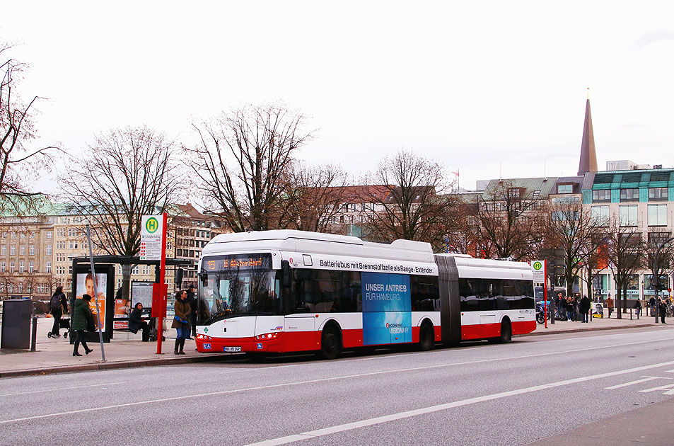 Ein Batteriebus mit Brennstoffzelle als Range-Extender der Hamburger Hochbahn auf der Metrobuslinie 19 am Jungfernstieg