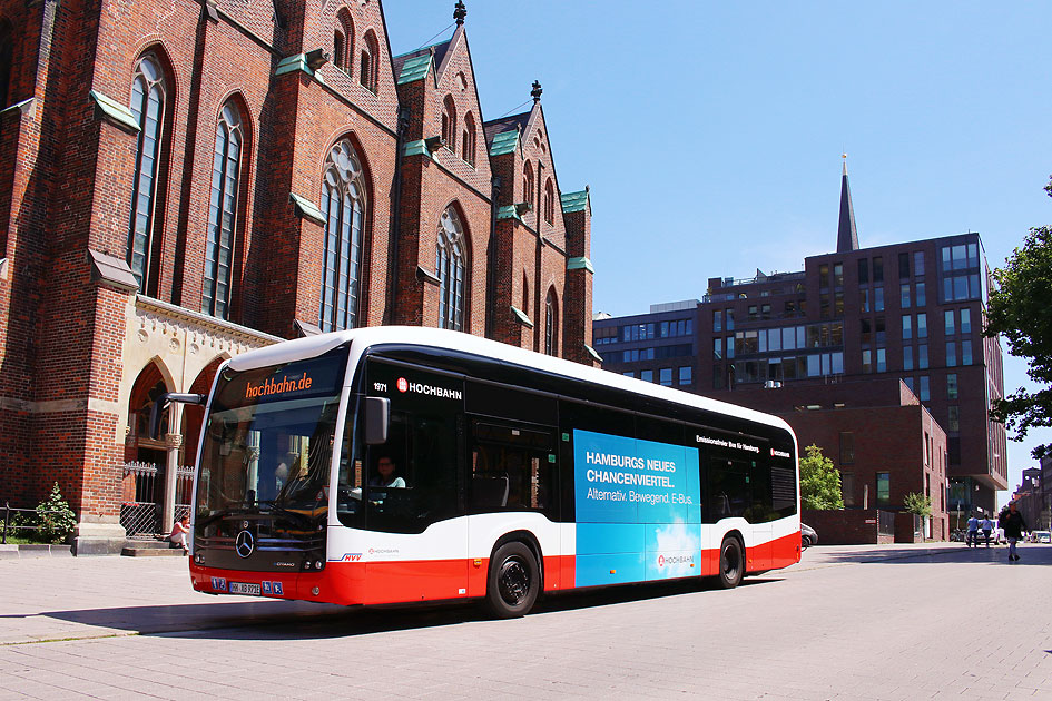 Ein Hochbahn Elektrobus von Mercedes an der Haltestelle Rathausmarkt / Petrikirche