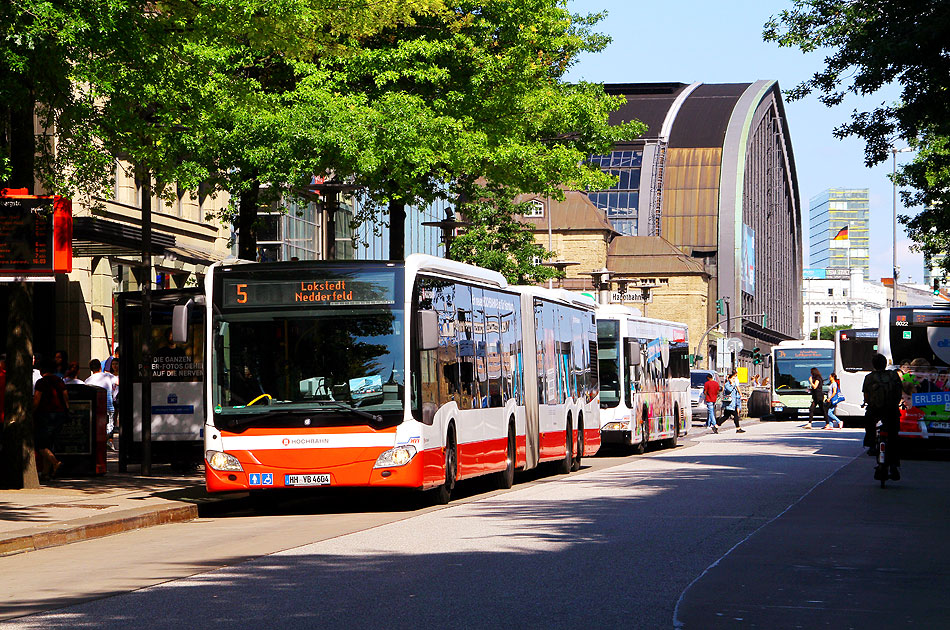 Ein Hochbahn Gelenkbus auf der Buslinie 5 an der Haltestelle Hauptbahnhof Mönckebergstraße