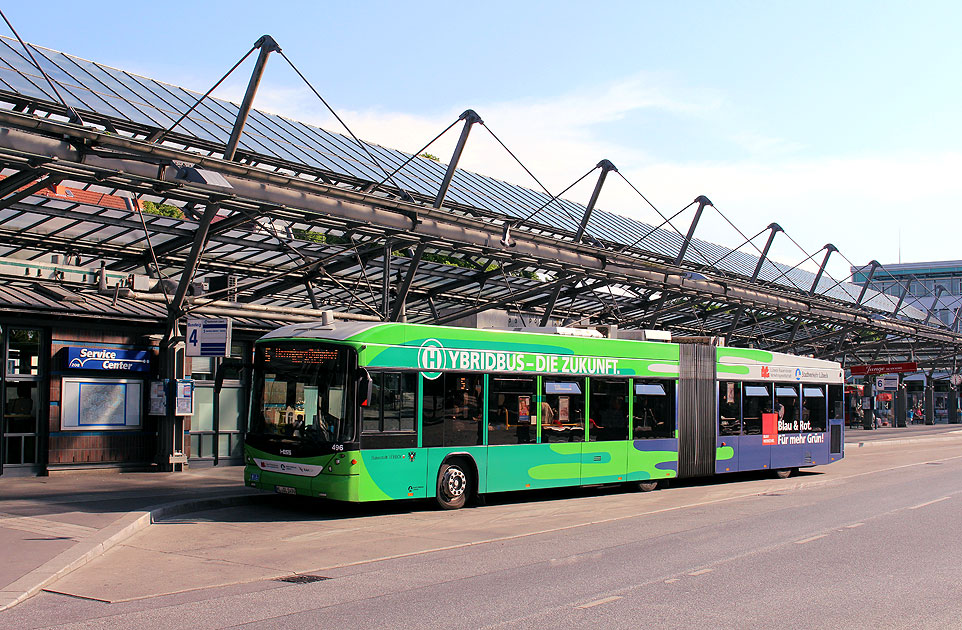 Ein Hybridbus vom Stadtverkehr Lübeck auf dem ZOB