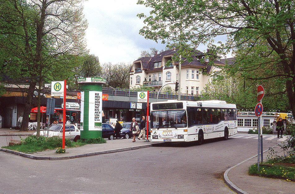 Der PVG Bus 162 an der Haltestelle Bahnhof Othmarschen in Hamburg