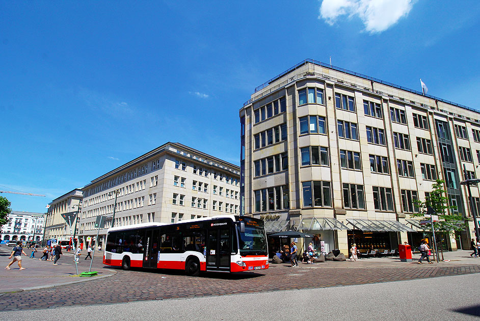 Das modernste Bussystem Europas: Ein Schnellbus der Buslinie 37 auf dem Rathausmarkt in Hamburg