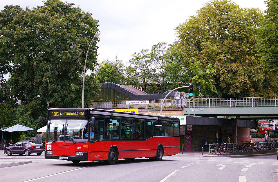 Ein Bus der Verkehrsbetriebe Hamburg-Holstein - VHH 9811 am Bahnhof Othmarschen