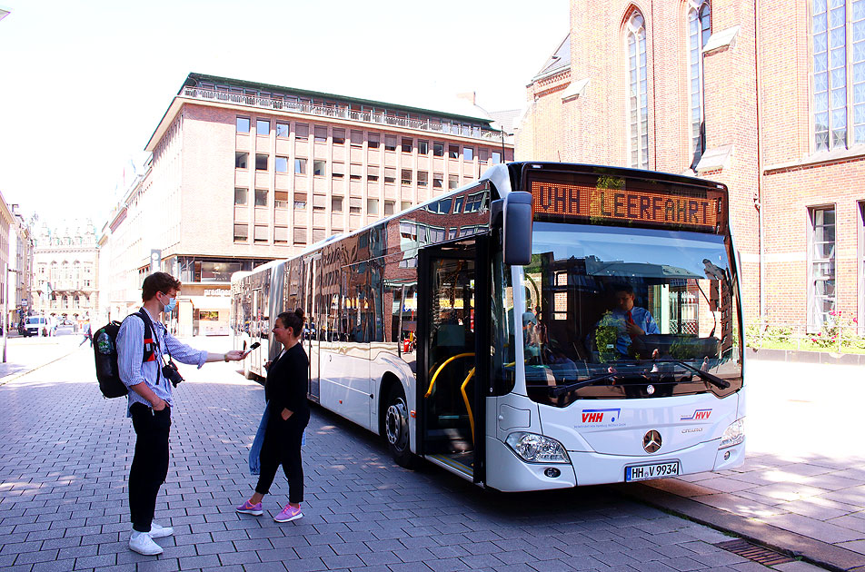 Ein VHH Bus bei einem Pressetermin an Haltestelle Rathausmarkt / Petrikirche