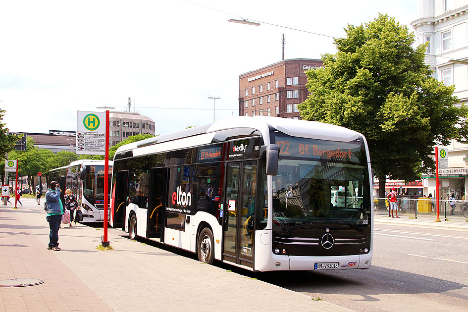 Ein Elektrobus der VHH in Hamburg am ZOB - ein Ecitaro