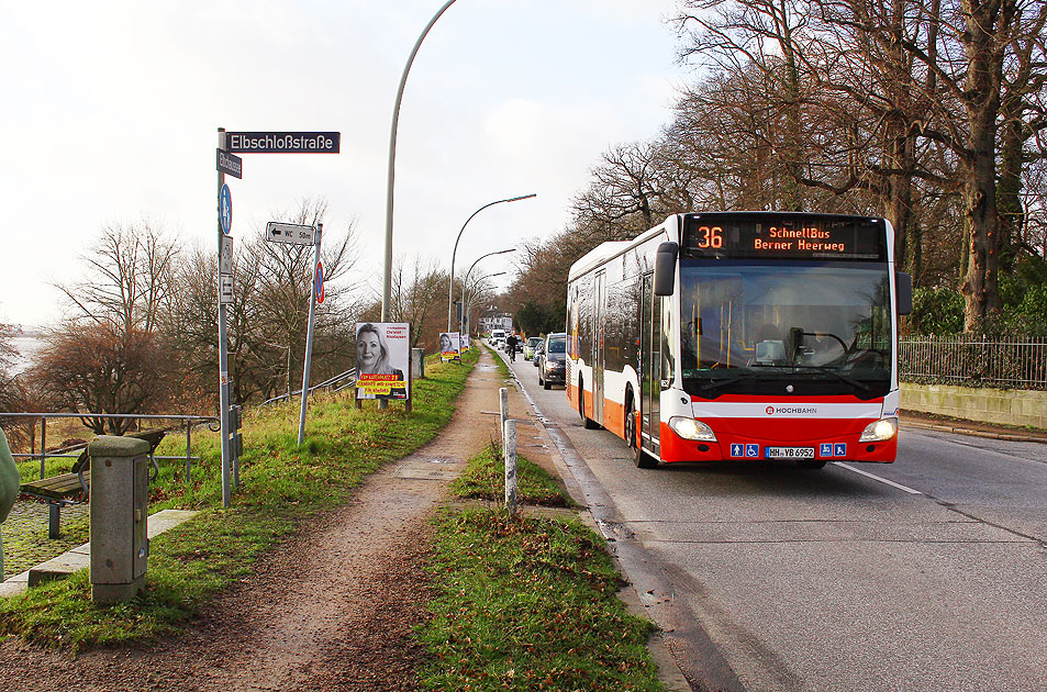 Ein Hochbahn-Bus an der Haltestelle Elbschlooßstraße