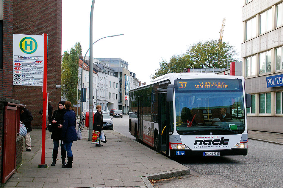Die Bushaltestelle Mörkenstraße in Hamburg mit einem Hochbahn Schnellbus