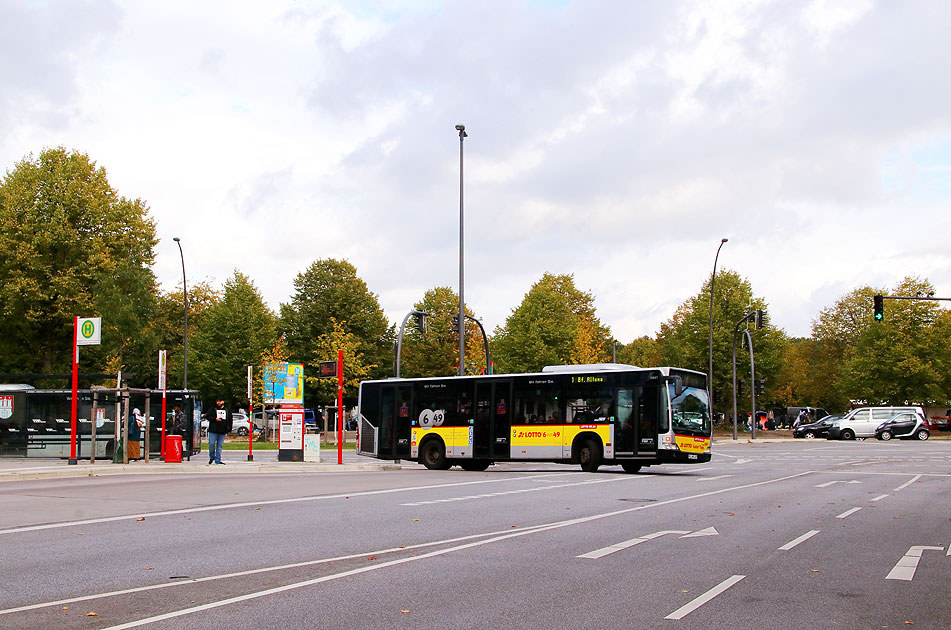 Ein Bus der Linie 1 an der Haltestelle Bahrenfeld Trabrennbahn