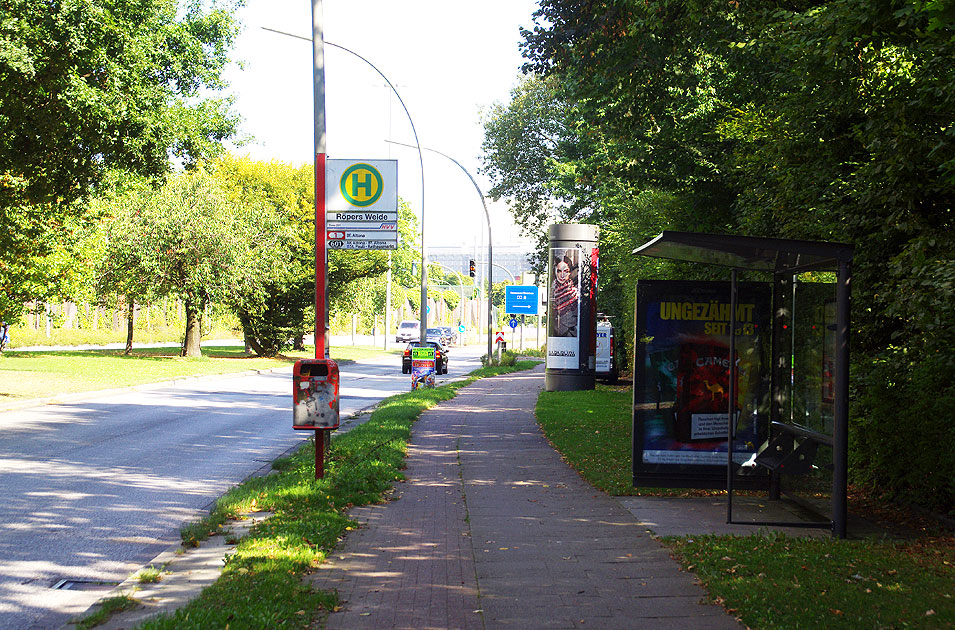Die Bushaltestelle Röpers Weide der Metrobuslinie 1, vormals Linie 187 in Hamburg in Fahrtrichtung Bahnhof Altona