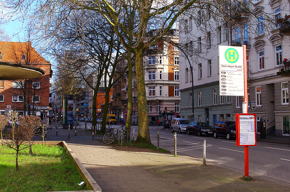Die Bushaltestelle Hein-Hoyer-Straße auf St. Pauli in Hamburg