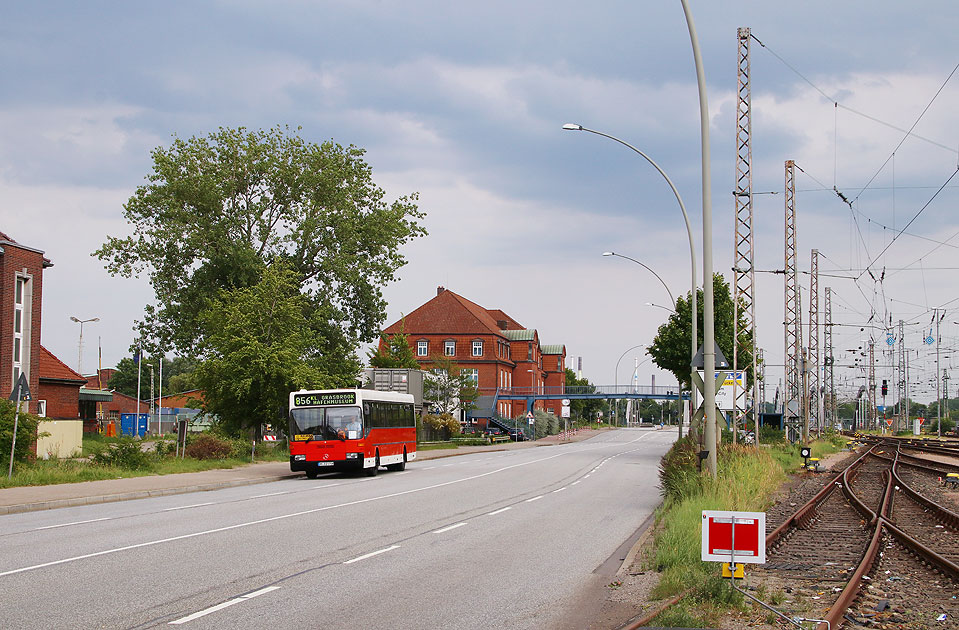 Der HOV ex Hochbahn Museumsbus 2575 auf der Museumsbuslinie 856 im Hamburger Hafen