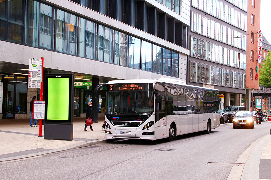 Ein VHH Schnellbus an der Haltestelle Großer Burstah in Hamburg