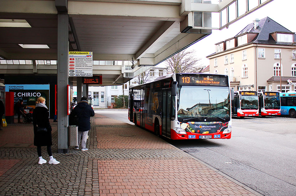 Ein Bus auf dem Busbahnhof vom Bahnhof Altona - 