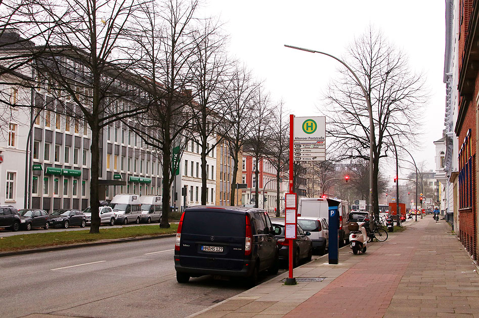 Die Bushaltestelle Altonaer Poststraße in Hamburg