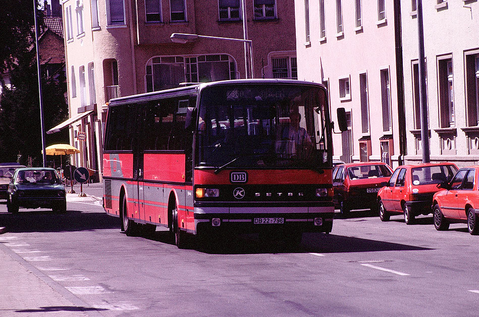 Ein Setra Bahnbus der Deutschen Bundesbahn am Bahnhof in Radolfzell