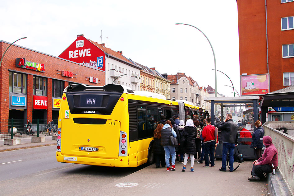 Ein BVG Bus in Berlin-Neukölln am Bahnhof Hermannstraße als Linie M44