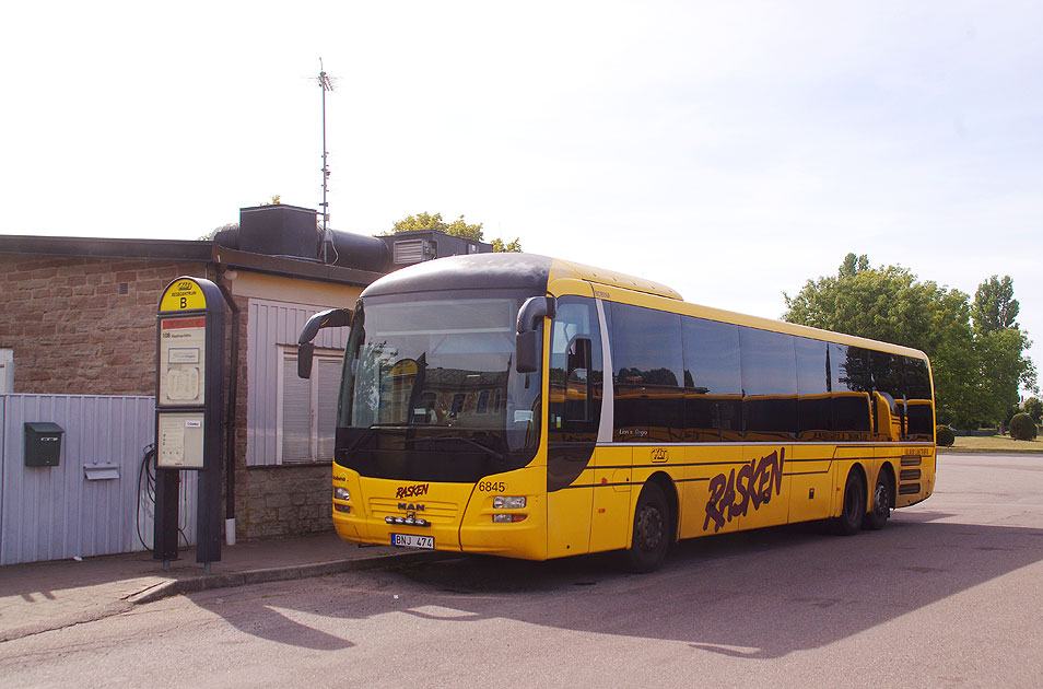 Ein Bus von Kalmar Länstrafik an der Haltestelle Borgholm Resecentrum