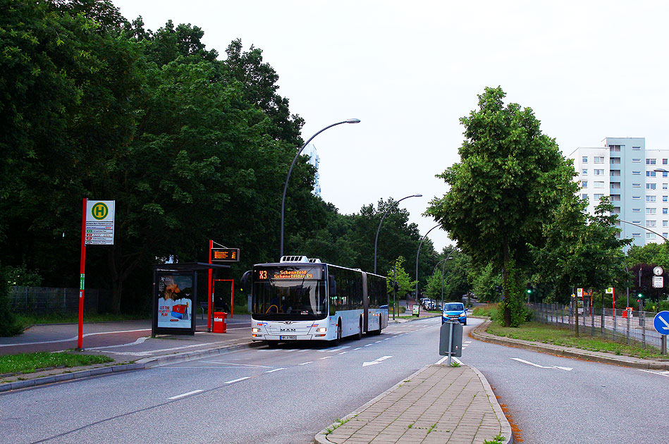 Ein VHH Bus an der Bushaltestelle Achtern Born im Osdorfer Born