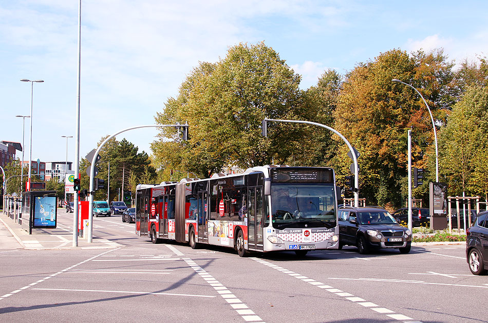 Ein VHH Bus an der Bushaltestelle Bahrenfeld Trabrennbahn