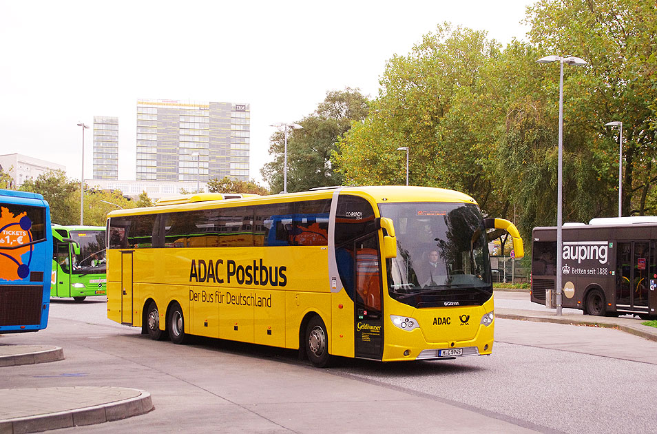 Ein ADAC Postbus auf dem ZOB in Hamburg