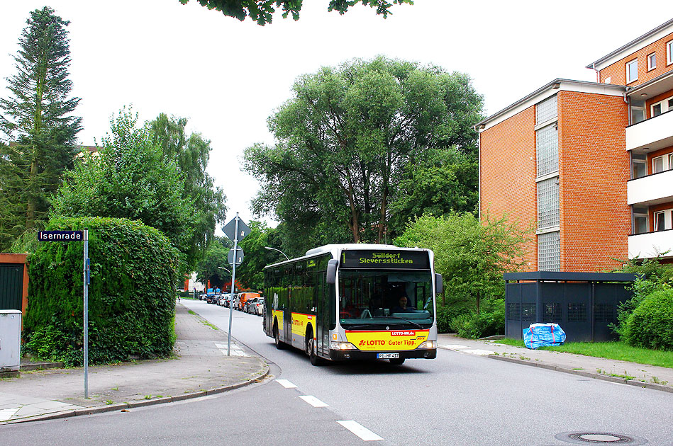 Ein VHH Bus in der Straße Am Botterbarg zwischen den Haltestellen Heerrbook und Schenefelder Holt