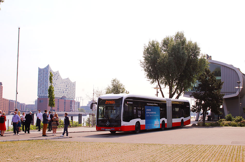 Der Ecitaro Gelenkbus der Hamburger Hochbahn vor der Elbphilharmonie