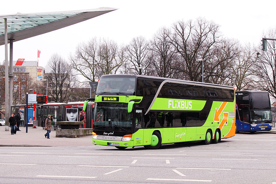Ein Flixbus von Hamburg nach Berlin verlässt den Hamburger ZOB