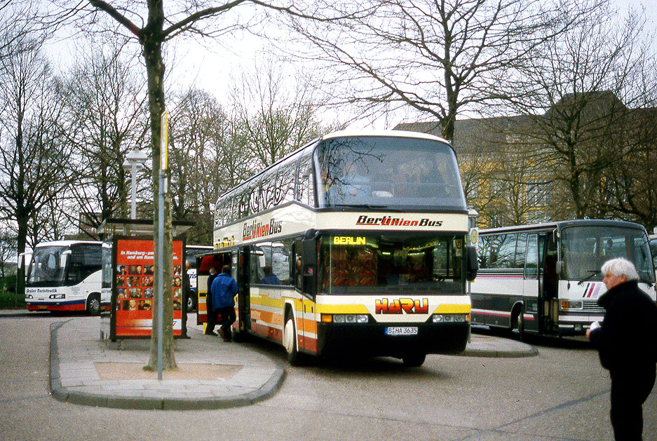 Ein Haru Doppeldeckerbus auf dem ZOB in Hamburg