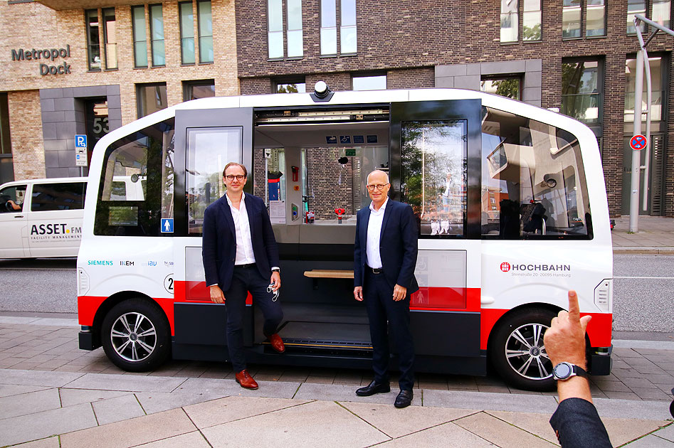 Der HEAT Bus in der Hafencity mit Hamburgs Erstem Bürgermeister Peter Tschentscher