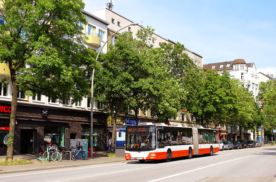 Ein Hochbahn-Gelenkbus an der U-Bahn Feldstraße