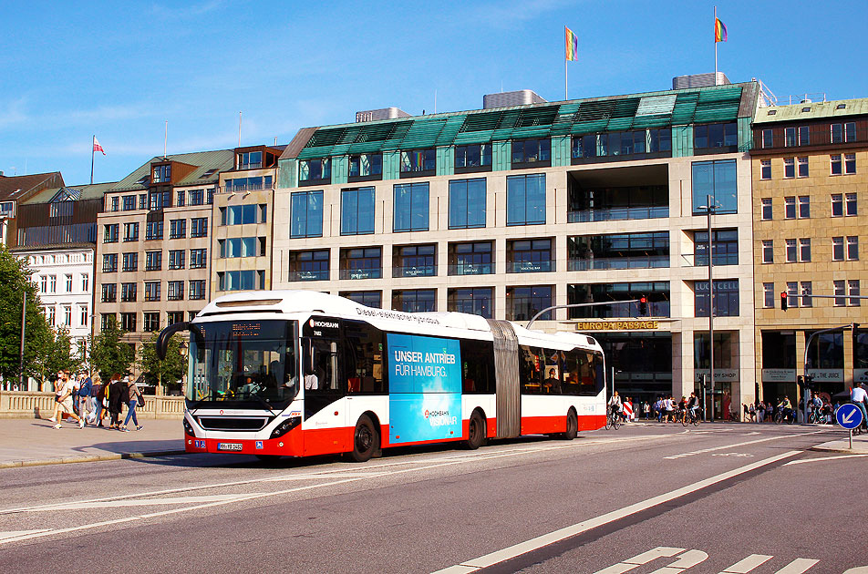 Ein Hochbahn-Volvo-Hybridbus in Hamburg auf dem Jungfernstieg