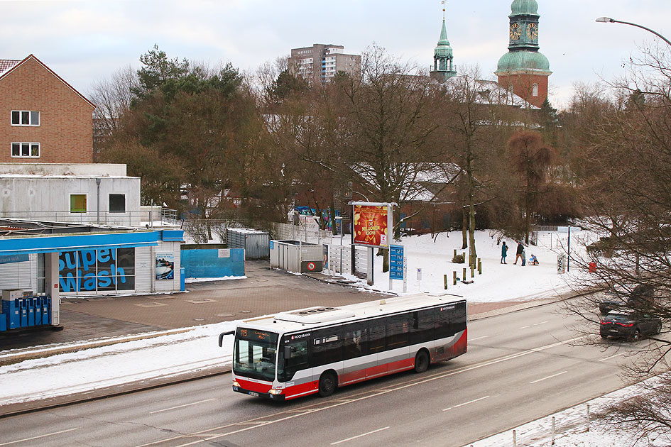 Ein Hochbahn Schnellbus in der Königstraße in Altona-Altstadt in Hamburg