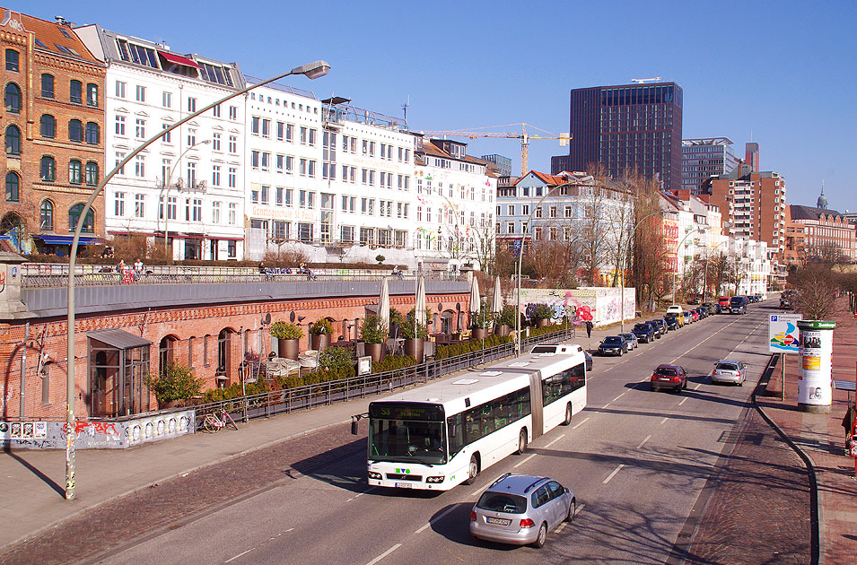 Ein KVG Bus im SEV für die Hamburger S-Bahn an der Bushaltestelle Hafentreppe