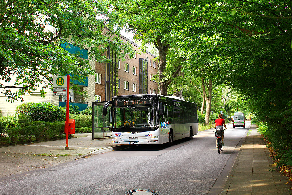 Ein VHH Bus an der Haltestelle Am Botterbarg in Hamburg-Iseerbrook