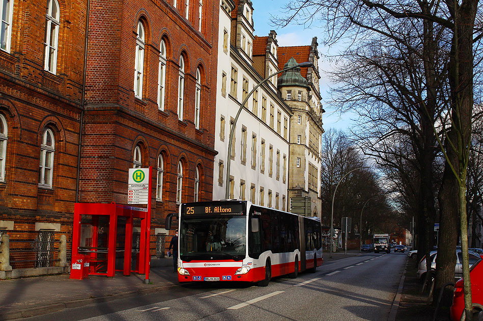 Ein Hochbahn Bus an der Haltestelle Gerichtstraße