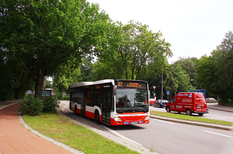 Ein Hochbahn-Bus an der Haltestelle Grubenstieg