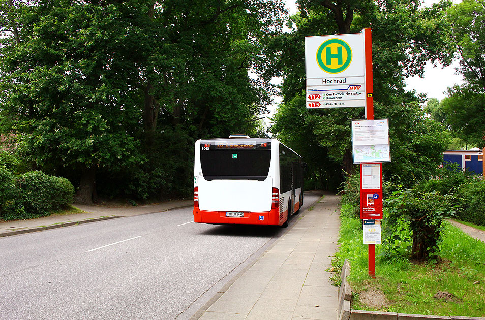 Ein Hochbahn-Bus an der Haltestelle Hochrad