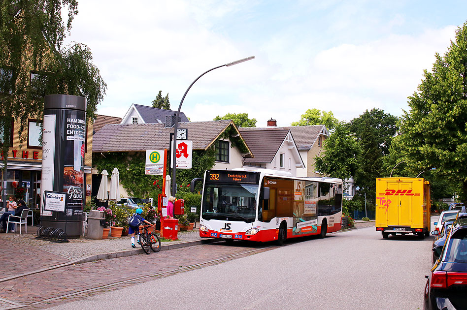 Ein Hochbahn-Bus der Linie 392 an der Haltestelle Nienstedten Markt