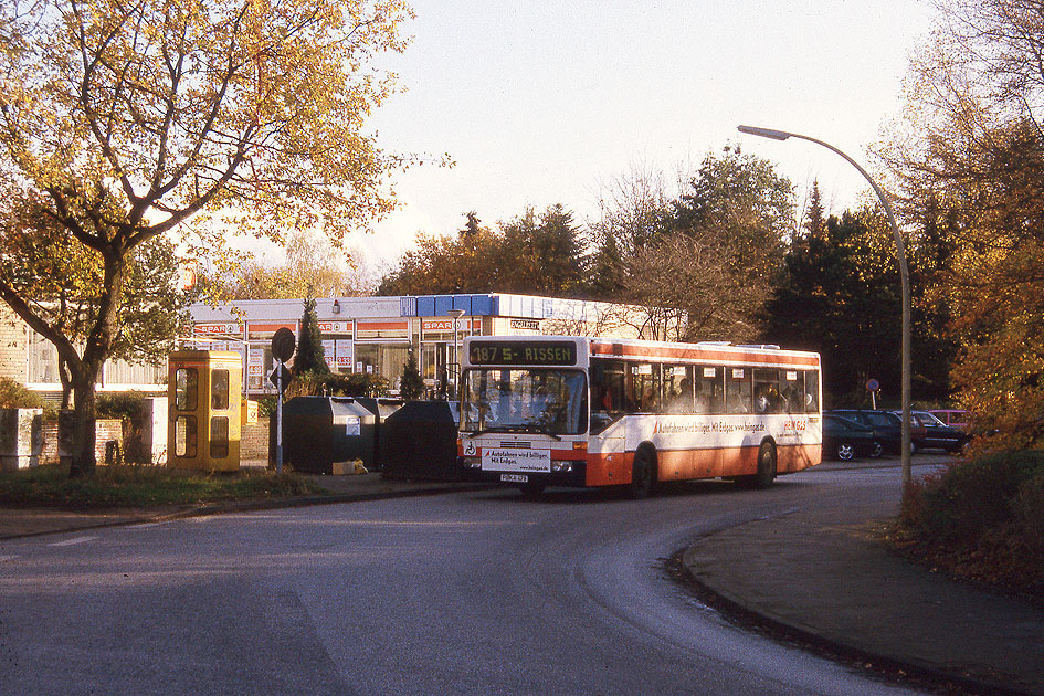 Die Bushaltestelle Schenefelder Holt in Hamburg mit einem Bus der PVG